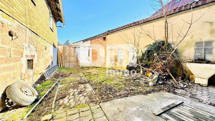 Vollvermietetes Wohn- und Gewerbeensemble: 3 Wohnungen + 2 Gewerbeeinheiten - Innenhofbereich